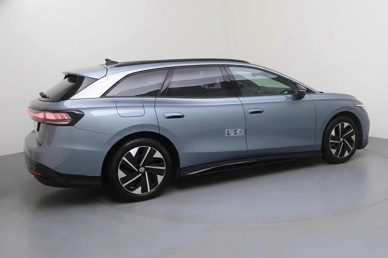 Volkswagen ID7 Tourer — vue 3